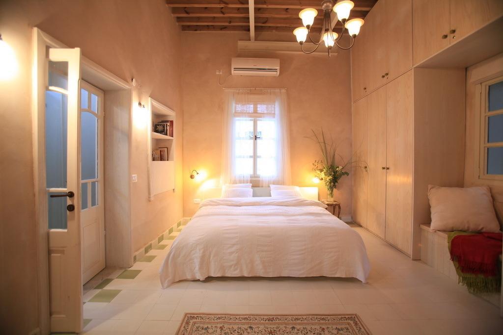 Four Hearts - Acre'S Sea Side Suite Room photo
