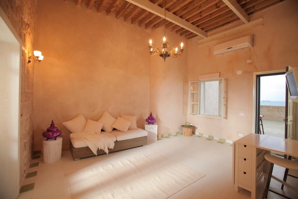 Four Hearts - Acre'S Sea Side Suite Exterior photo